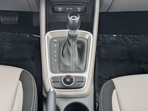 Used 2025 Hyundai Venue SEL FWD image 19