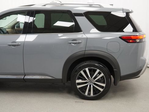 Used 2024 Nissan Pathfinder Platinum w/ Cargo Package image 18