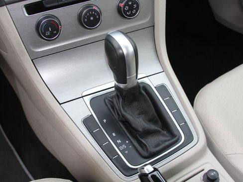 Used 2015 Volkswagen Golf S image 36