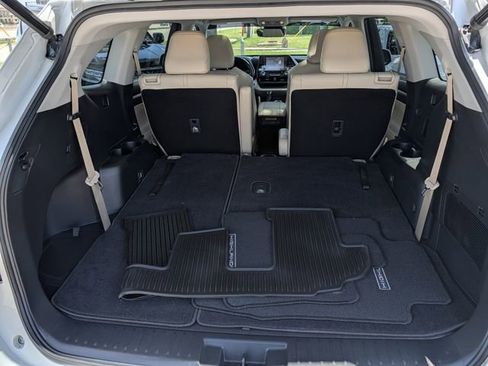 Used 2021 Toyota Highlander XLE AWD/4WD image 30