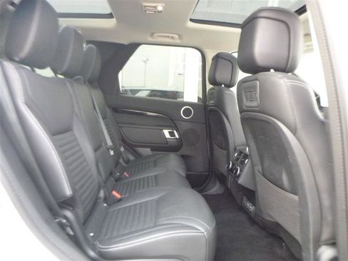 Used 2024 Land Rover Discovery S image 9