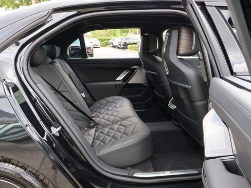 Used 2025 BMW 740i w/ Premium Package RWD image 40