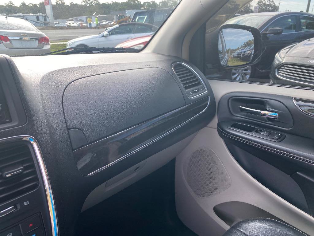 Used 2012 Chrysler Town & Country Touring-L w/ Entertainment Group #2 FWD image 6