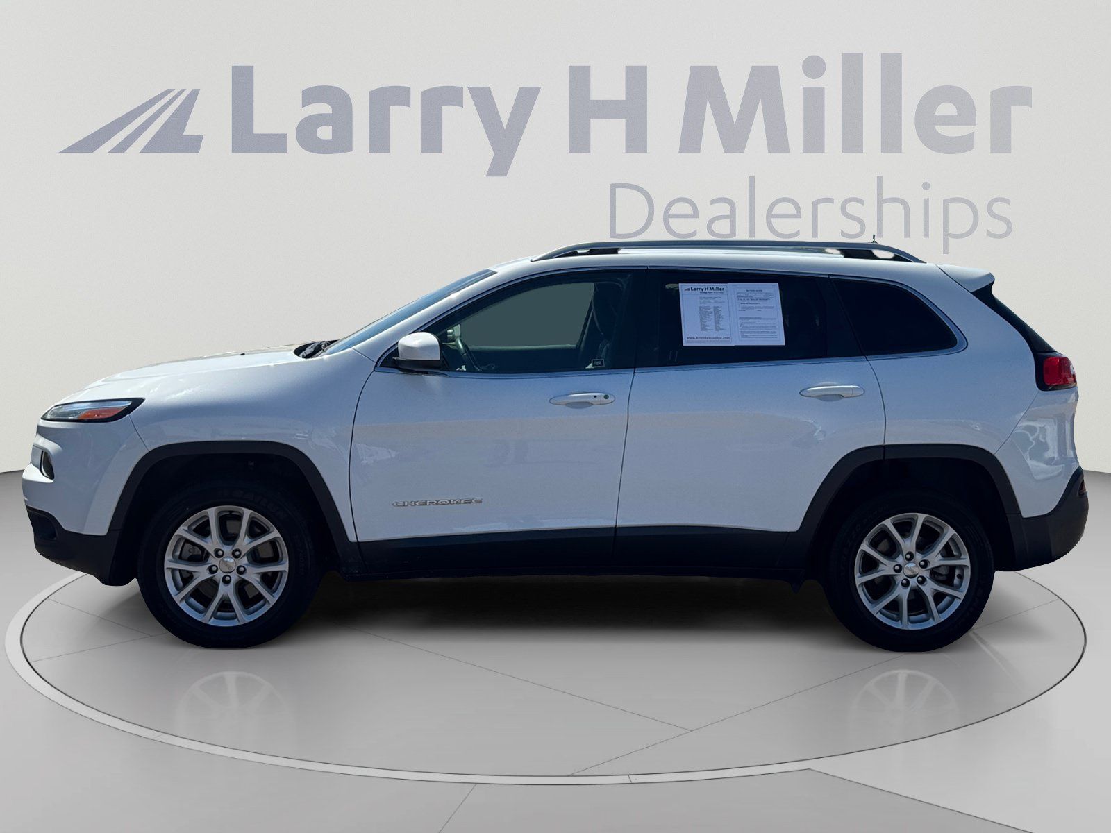 Used 2018 Jeep Cherokee Latitude Plus w/ Comfort/Convenience Group FWD image 2
