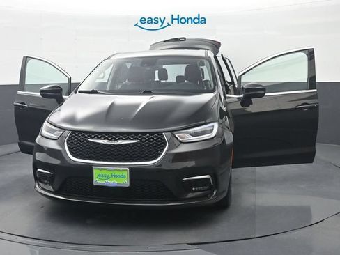 Used 2023 Chrysler Pacifica Touring-L FWD image 37