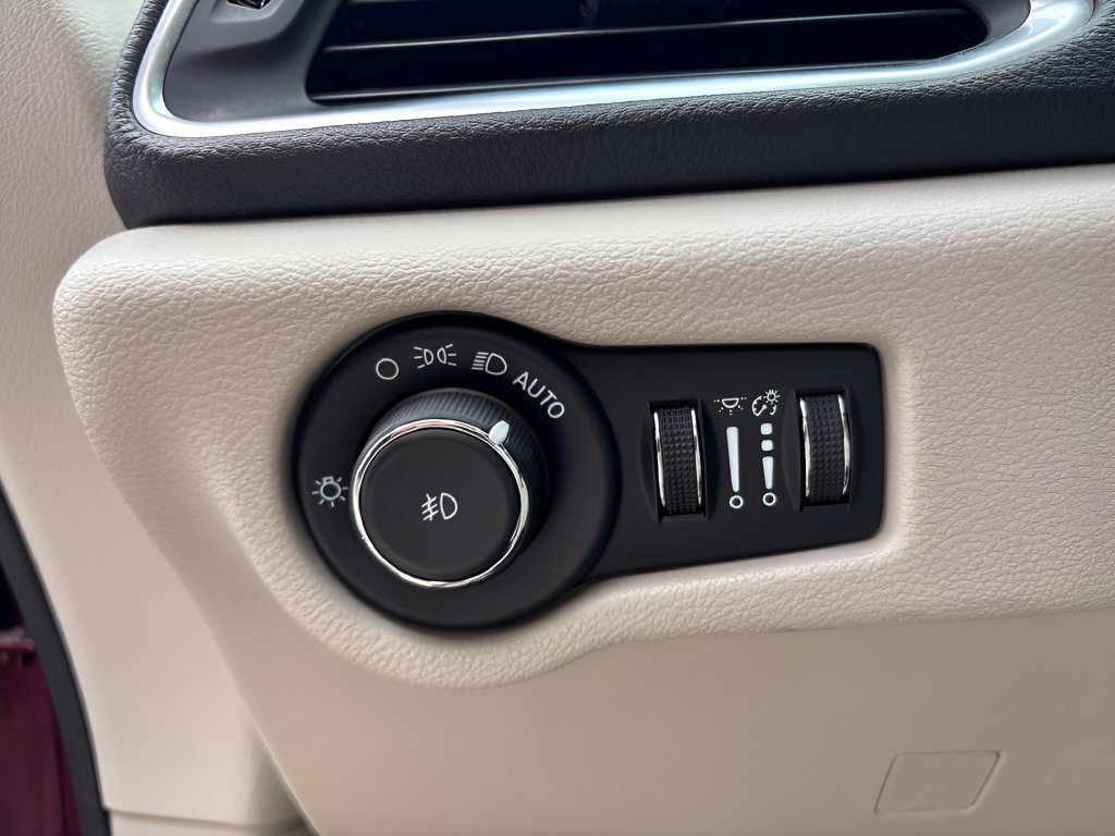 Used 2021 Chrysler Pacifica Limited w/ Premium & Safety Sphere Group AWD/4WD image 13