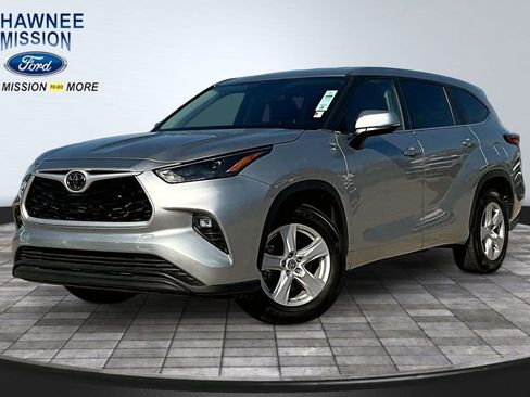 Used 2023 Toyota Highlander LE FWD image 1