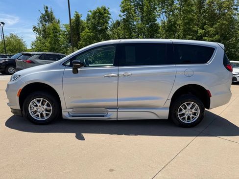 Used 2024 Chrysler Pacifica Touring-L FWD image 2