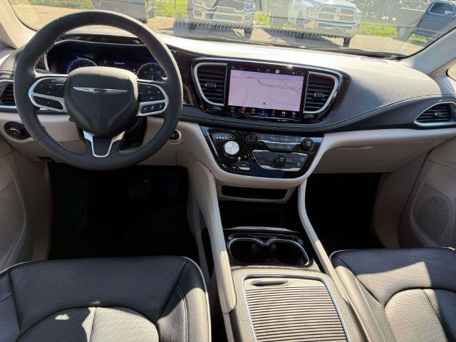 Certified 2024 Chrysler Pacifica Limited FWD image 15