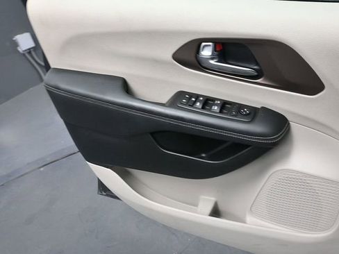 Used 2023 Chrysler Voyager LX image 22