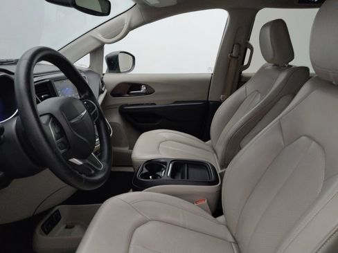 Used 2021 Chrysler Voyager Lxi FWD image 17