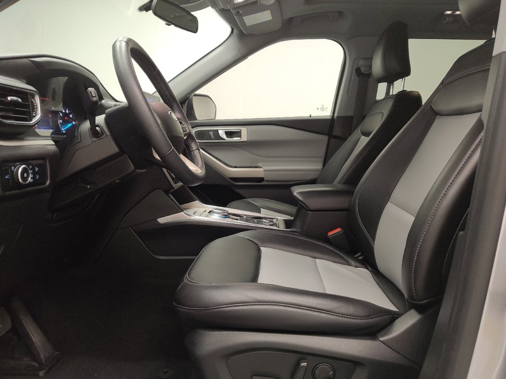 Used 2023 Ford Explorer XLT w/ Equipment Group 202A AWD/4WD image 17