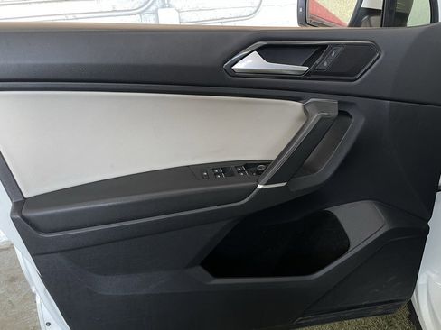 Used 2018 Volkswagen Tiguan SE w/ Panoramic Sunroof Package image 19