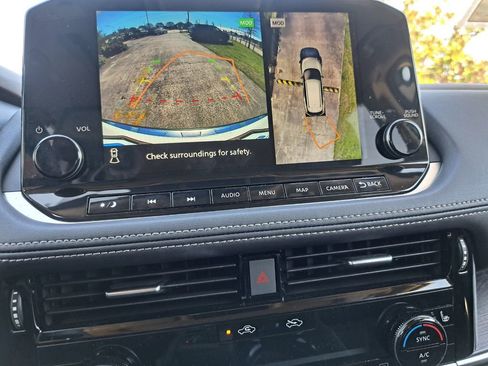 Used 2023 Nissan Rogue Platinum w/ Platinum Premium Package image 11