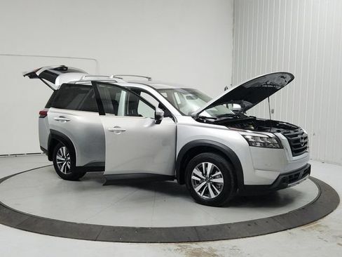 Used 2025 Nissan Pathfinder SL AWD/4WD image 9