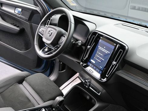 Used 2025 Volvo XC40 B5 Plus image 17