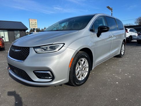 Used 2024 Chrysler Pacifica Touring-L image 1