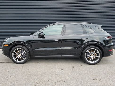 Used 2025 Porsche Cayenne image 2
