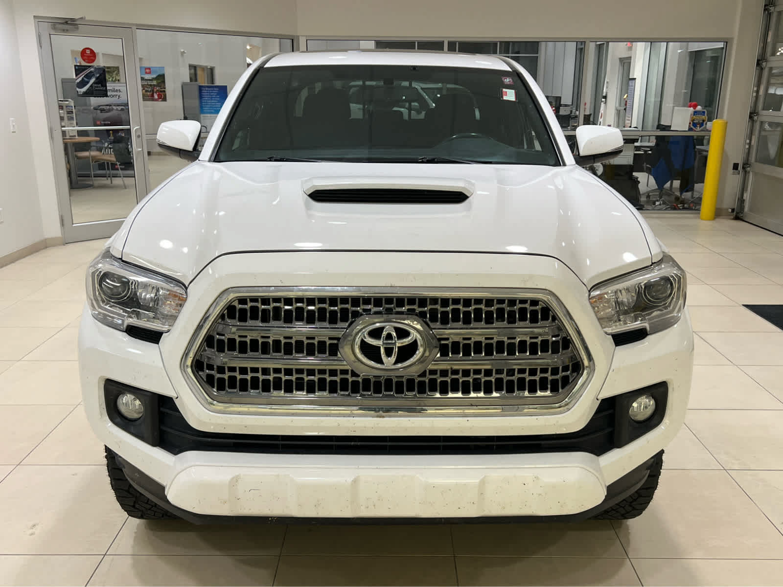 Used 2017 Toyota Tacoma TRD Sport AWD/4WD image 2