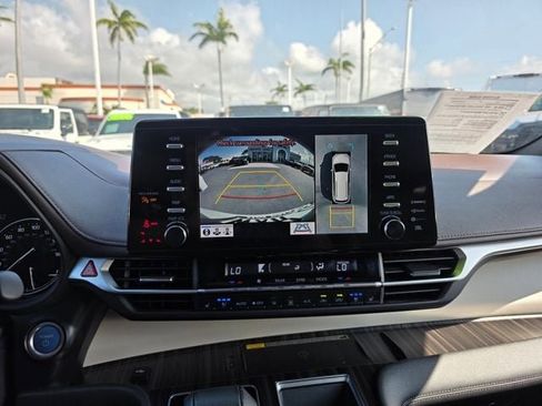 Used 2023 Toyota Sienna Platinum FWD image 15