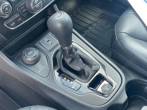 Used 2019 Jeep Cherokee Limited image 23