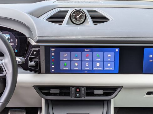 Certified 2025 Porsche Macan 4S Electric AWD/4WD image 12