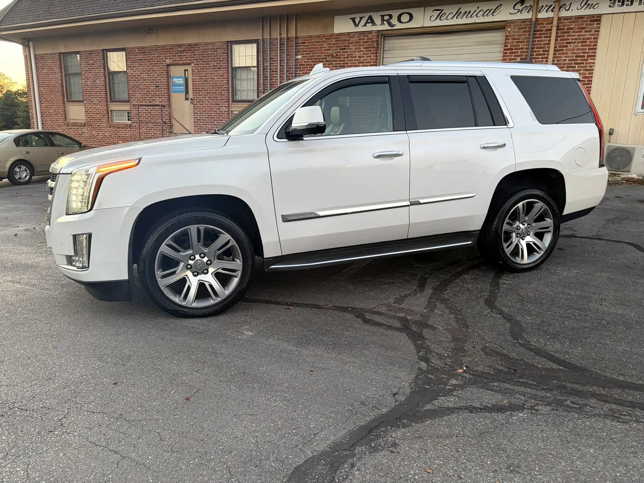 Used 2016 Cadillac Escalade Luxury AWD/4WD image 3
