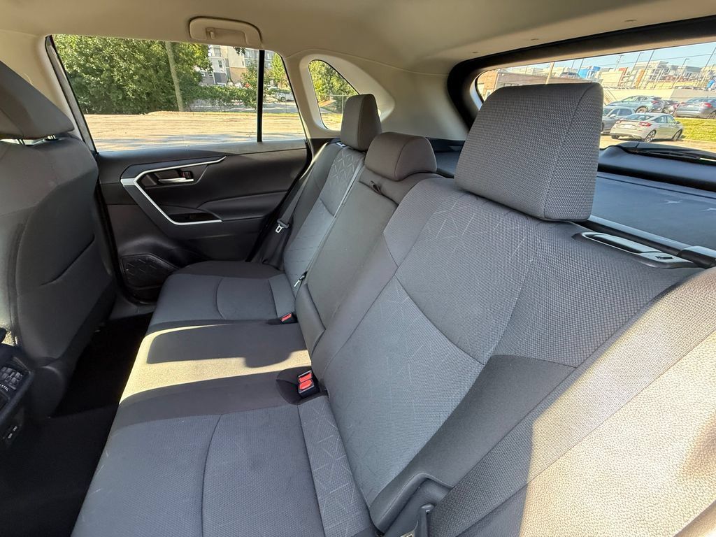 Used 2025 Toyota RAV4 XLE FWD image 29