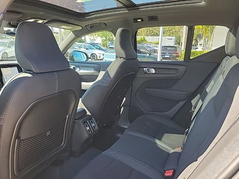 Used 2023 Volvo XC40 B5 Plus image 7