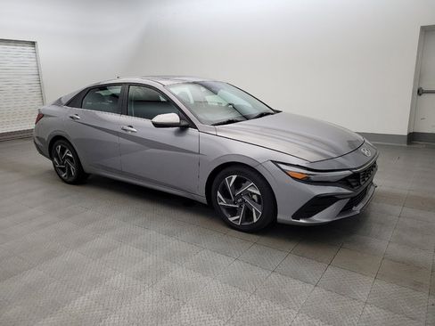 Used 2025 Hyundai Elantra SEL FWD image 11