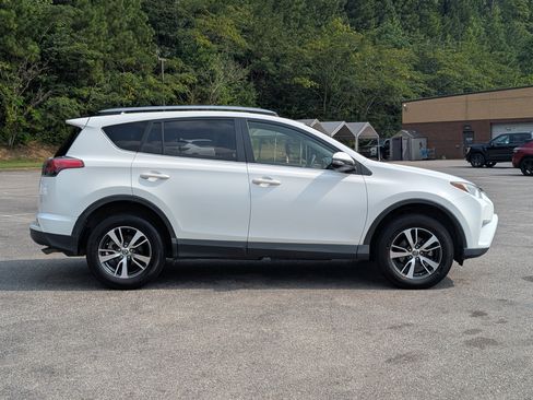 Used 2018 Toyota RAV4 XLE FWD image 10