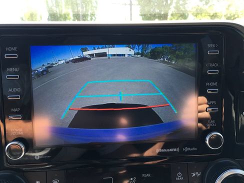 Used 2020 Toyota Highlander LE AWD/4WD image 10