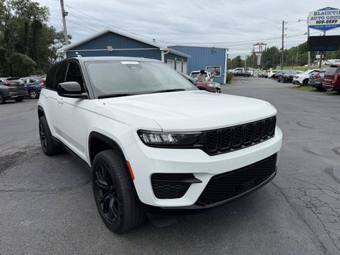 Used 2024 Jeep Grand Cherokee Laredo X AWD/4WD image 3
