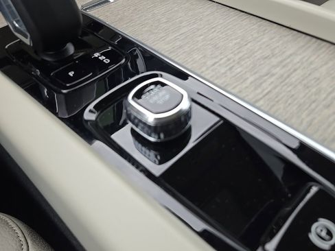 Certified 2023 Volvo XC60 B5 Plus w/ Protection Package Premier image 18