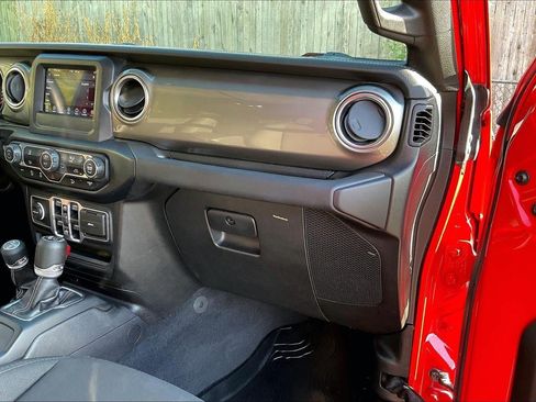 Used 2019 Jeep Wrangler Unlimited Sahara AWD/4WD image 15