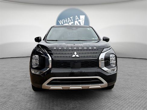 Used 2025 Mitsubishi Outlander SE image 9