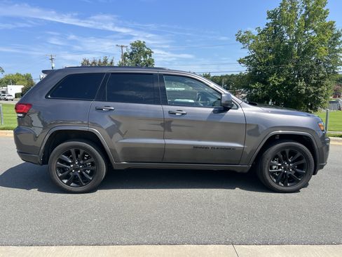 Used 2021 Jeep Grand Cherokee Laredo X AWD/4WD image 10