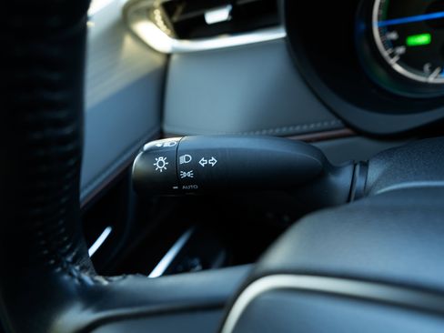 Used 2021 Toyota Venza Limited image 23