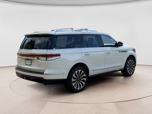 Used 2023 Lincoln Navigator Reserve AWD/4WD image 5