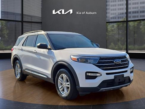 Used 2023 Ford Explorer XLT w/ Equipment Group 202A image 3