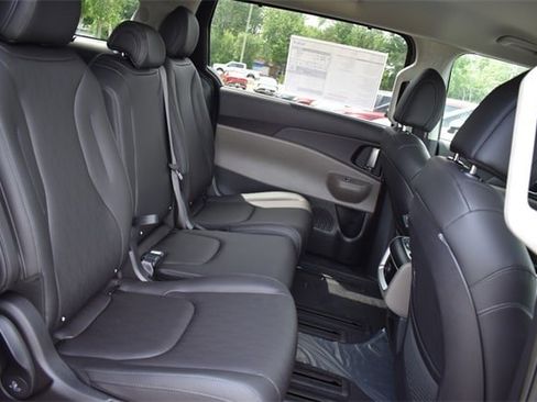 New 2026 Kia Carnival EX image 14