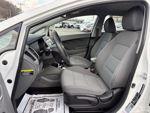 Used 2017 Kia Forte LX image 10