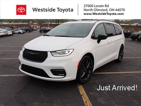 Used 2024 Chrysler Pacifica Limited w/ S Appearance Package FWD image 1