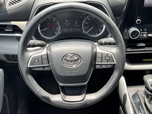 Used 2023 Toyota Highlander XLE FWD image 24