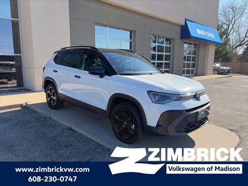 Certified 2025 Volkswagen Taos SE image 1