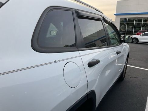 Used 2016 Jeep Cherokee Sport image 5