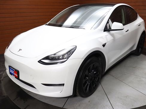 Used 2022 Tesla Model Y Long Range image 19