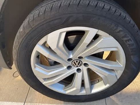 Certified 2023 Volkswagen Atlas SE image 10