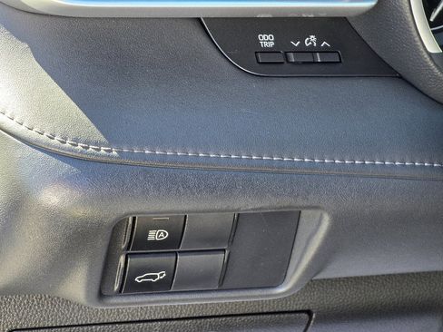 Used 2021 Toyota Highlander XLE image 9