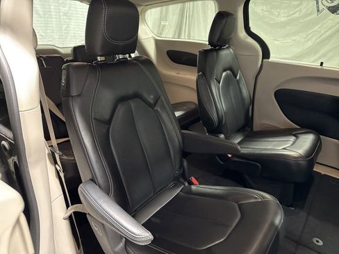 Used 2023 Chrysler Pacifica Touring-L image 11